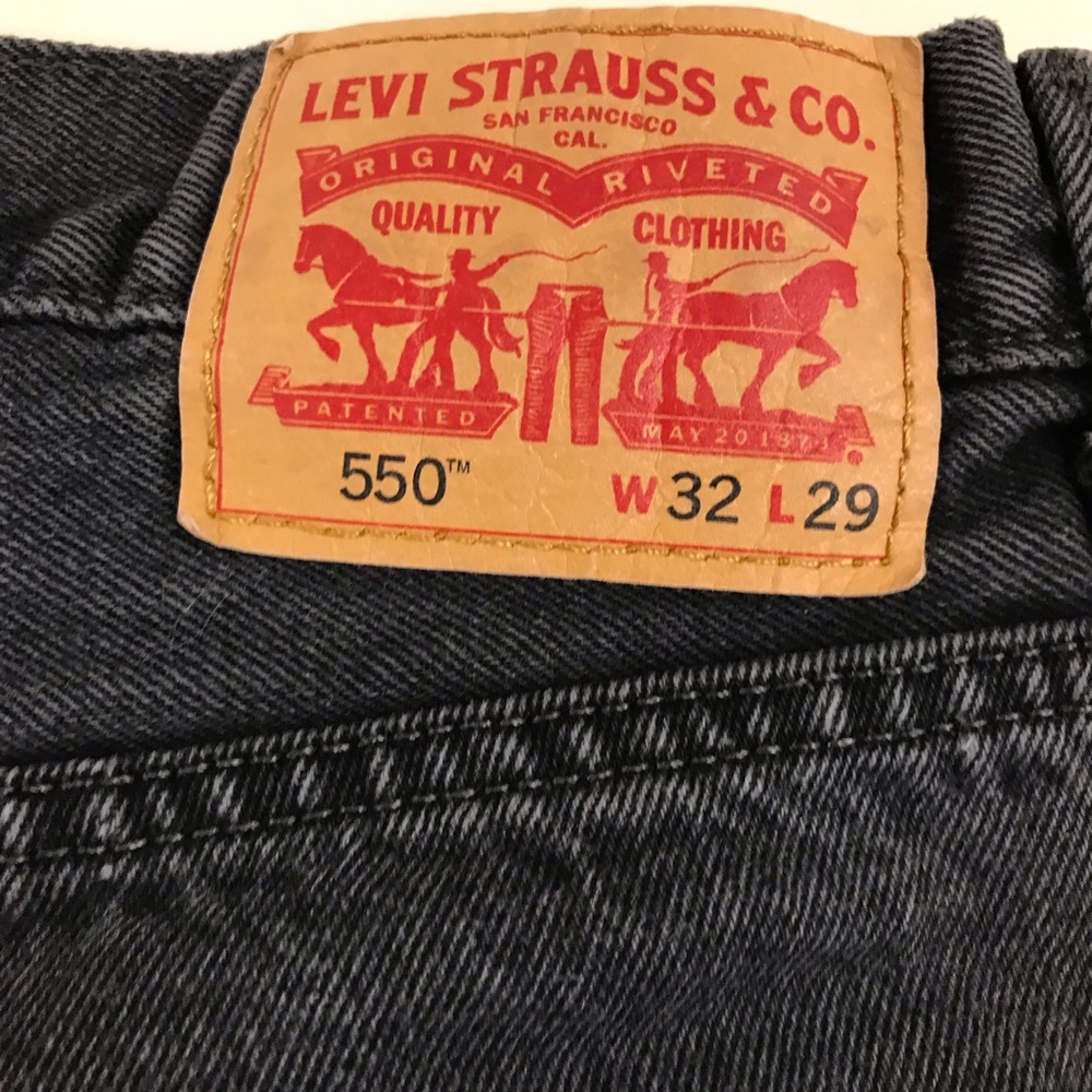 Black levi jeans 550